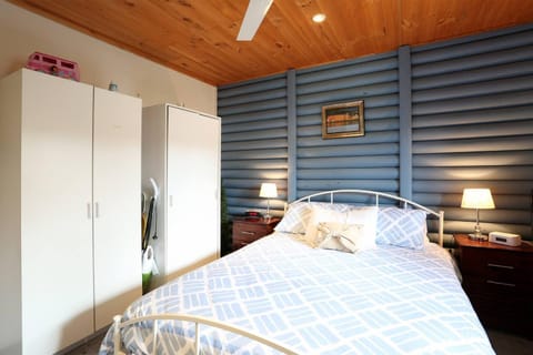 Chloes Cabin Accommodation Cabin in White Beach