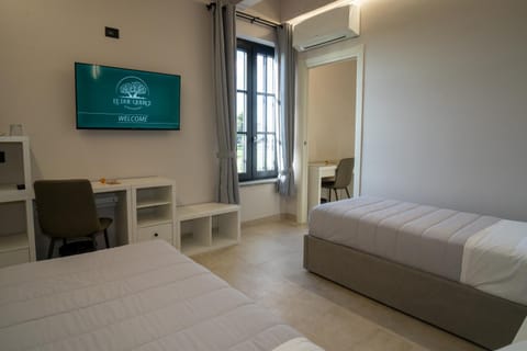 Bed, TV and multimedia, Photo of the whole room, Bedroom