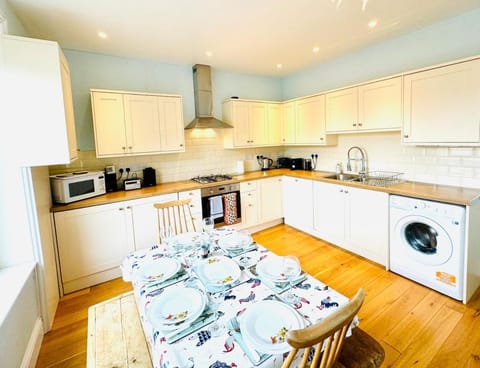 Coffee/tea facilities, Kitchen or kitchenette, Dining area, dishwasher, stove, washing machine