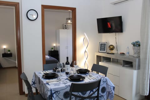 TV and multimedia, Dining area, air conditioner