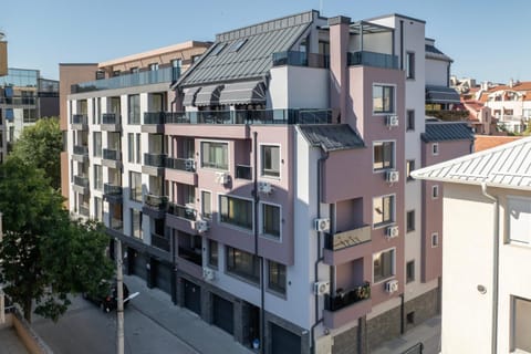 Property building, Day, Neighbourhood, City view, Street view, Location, Parking