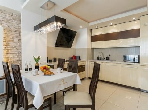 TV and multimedia, Coffee/tea facilities, Kitchen or kitchenette, Living room, Food and drinks, Seating area, Dining area, Food, minibar, oven, pet friendly, stove, toaster