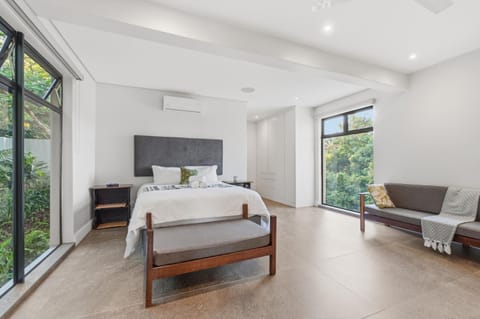 Bed, Living room, Photo of the whole room, Seating area, Bedroom, towels, air conditioner