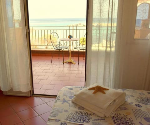 Bed, Natural landscape, View (from property/room), Balcony/Terrace, Photo of the whole room, Bedroom, Sea view, internet, towels