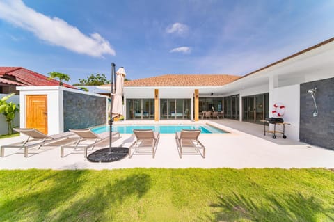 Property building, Patio, Day, Garden, Balcony/Terrace, Garden view, Pool view, Swimming pool, sunbed