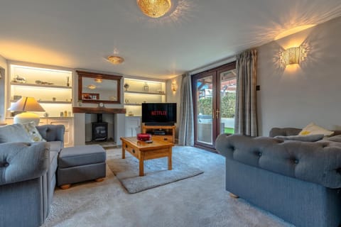 Communal lounge/ TV room, TV and multimedia, Living room, Seating area, Evening entertainment