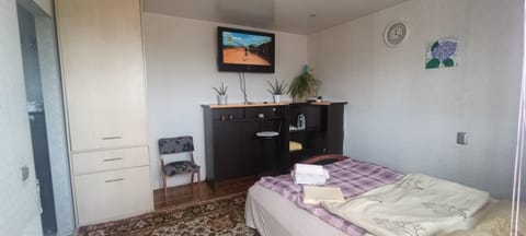 Bed, TV and multimedia, Photo of the whole room, Bedroom, towels, wardrobe