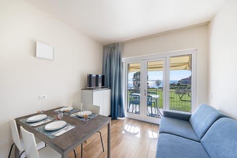 TV and multimedia, View (from property/room), Living room, Dining area, Lake view