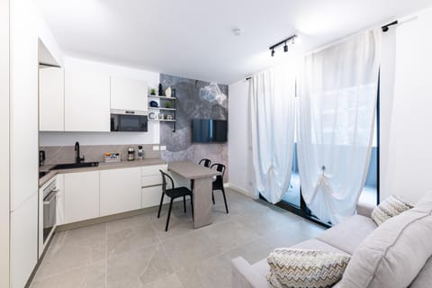 Free Parking - New 1BDR with Terrace Apartment in Milan