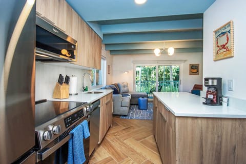 Coffee/tea facilities, Kitchen or kitchenette, dishwasher, oven