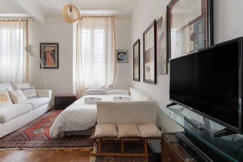 Bed, TV and multimedia, Living room, Seating area, Evening entertainment