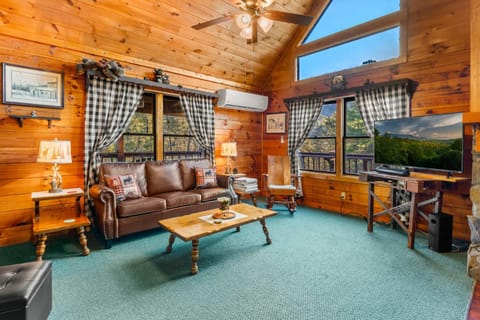 Heavenly Hideaway - 3BR Sleeps 10 with Hot Tub House in Sevier County