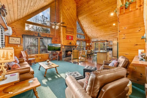 Heavenly Hideaway - 3BR Sleeps 10 with Hot Tub House in Sevier County