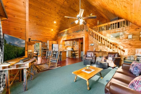 Heavenly Hideaway - 3BR Sleeps 10 with Hot Tub House in Sevier County
