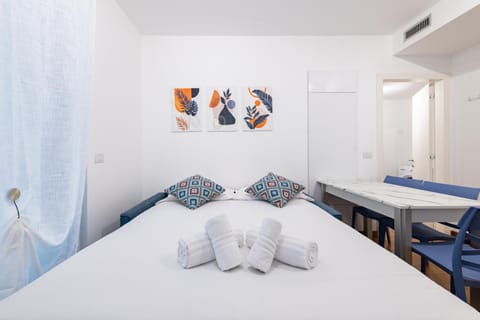 Free Parking New 1BDR with Terrace Apartment in Milan