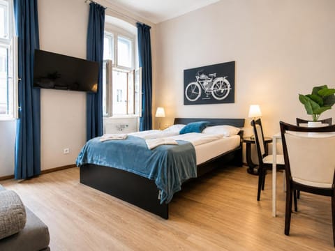 Property building, Bed, TV and multimedia, Bedroom