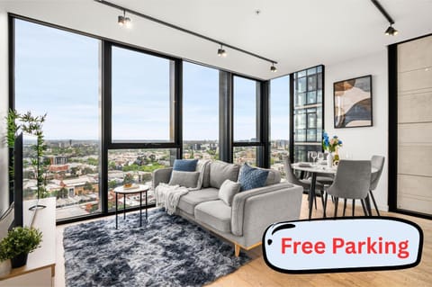 Nearby landmark, Communal lounge/ TV room, Day, TV and multimedia, View (from property/room), Balcony/Terrace, Living room, Photo of the whole room, Seating area, Dining area, City view, Landmark view, Breakfast, Lunch, Dinner, Sunrise, Sunset, Parking, internet, air conditioner