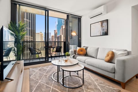Patio, Communal lounge/ TV room, Day, TV and multimedia, View (from property/room), Balcony/Terrace, Balcony/Terrace, Living room, Photo of the whole room, Decorative detail, Seating area, City view, City view, internet, air conditioner, air conditioner