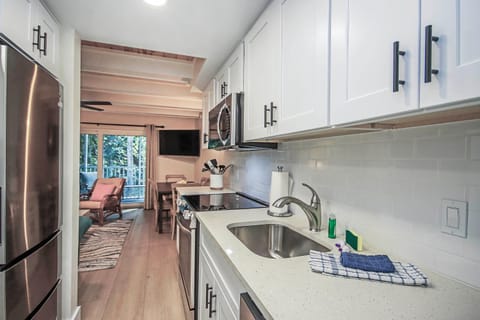 Kitchen or kitchenette, dishwasher, oven