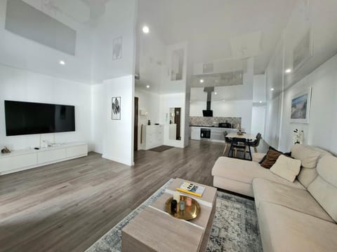 TV and multimedia, Kitchen or kitchenette, Living room, Seating area, Dining area