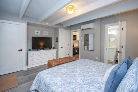 Bed, TV and multimedia, Photo of the whole room, Bedroom, wardrobe