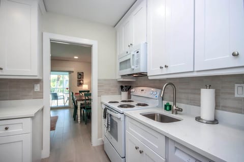 Kitchen or kitchenette, dishwasher, oven