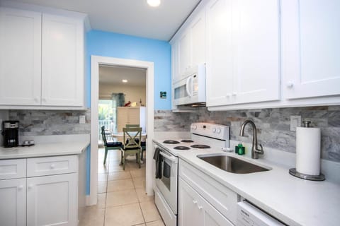 Kitchen or kitchenette, dishwasher, oven