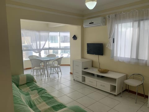 Communal lounge/ TV room, TV and multimedia, Living room, Seating area, Dining area