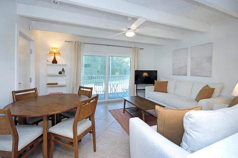TV and multimedia, Living room, Seating area, Dining area, Evening entertainment