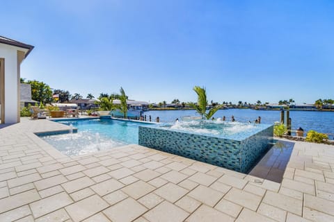 Luxe Waterfront Escape with Heated Pool, Spa & Gulf Access - Villa Solara - Roelens House in Cape Coral
