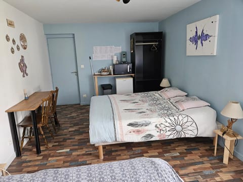 Bed, Coffee/tea facilities, Dining area, Bedroom, microwave, wardrobe