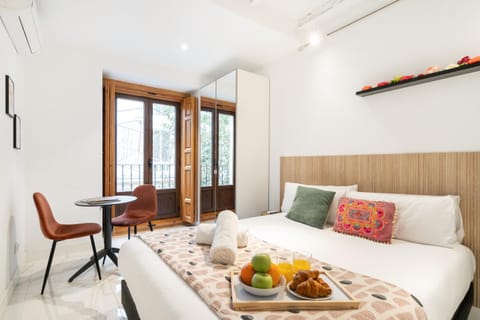 Bed, Photo of the whole room, Seating area