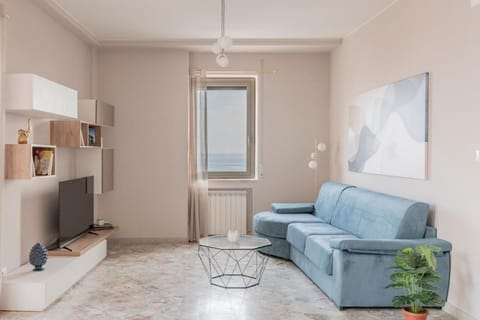 TV and multimedia, Living room, Seating area, internet, air conditioner