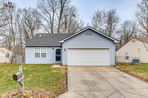 9 Mi to Dtwn Indy Suburban Group Retreat with Yard House in Indianapolis