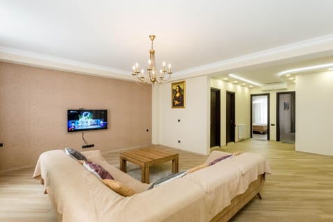 Bed, TV and multimedia, Living room, Photo of the whole room, Seating area, Bedroom
