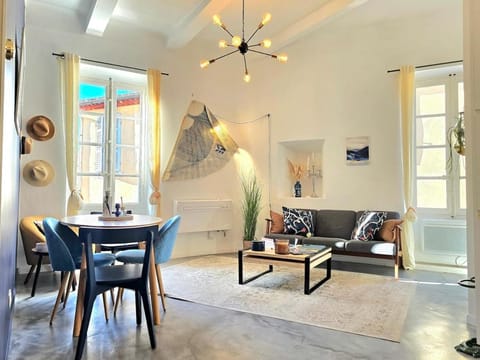 Living room, Seating area, Dining area, air conditioner