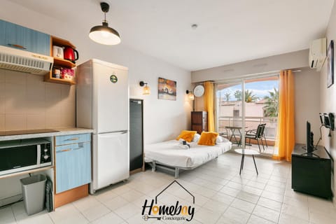Kitchen or kitchenette, Dining area, stove