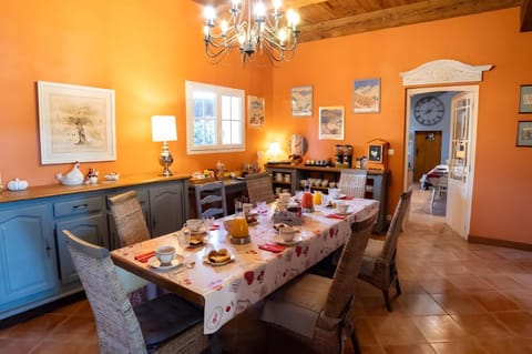 Property building, Kitchen or kitchenette, Living room
