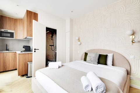 Bed, TV and multimedia, Kitchen or kitchenette, Photo of the whole room, Bedroom, oven, towels, wardrobe