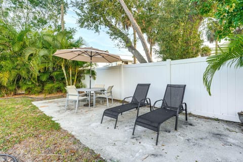 5 Mi to Downtown St Pete Private Oasis with Yard House in St Petersburg