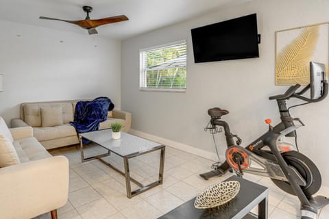 5 Mi to Downtown St Pete Private Oasis with Yard House in St Petersburg