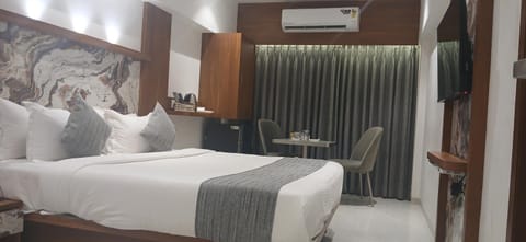 Bed, TV and multimedia, Living room, Photo of the whole room, Seating area, Bedroom, air conditioner