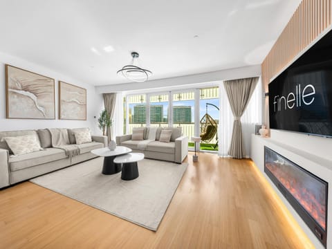 Communal lounge/ TV room, TV and multimedia, Living room, Seating area, fireplace