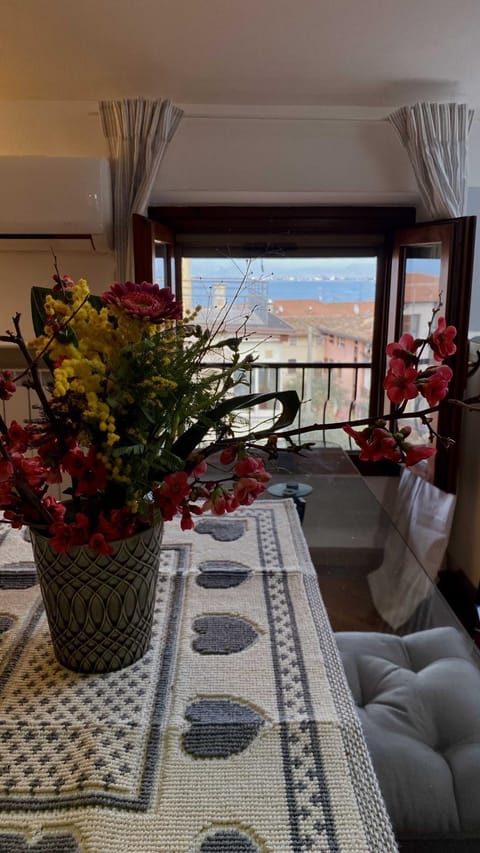 Living room, Photo of the whole room, Lake view