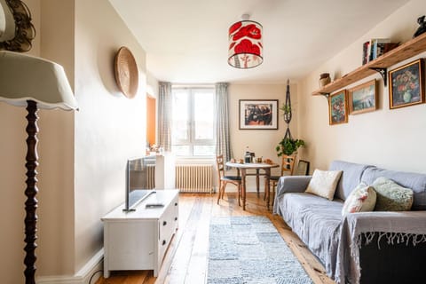 Bed, TV and multimedia, Living room, Photo of the whole room, Seating area