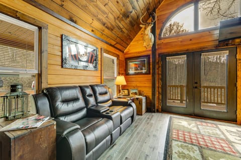 11 Mi to Great Smoky Mountains NP Modern Cabin Cabin in Qualla