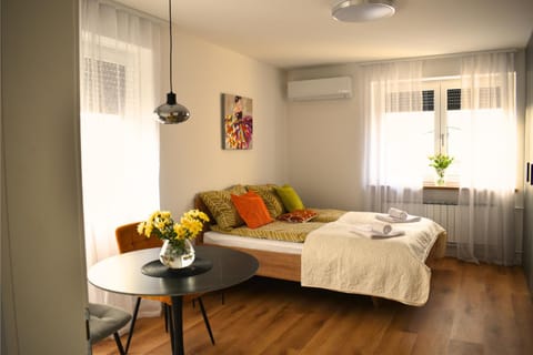 Bed, Photo of the whole room, Seating area, Bedroom, towels