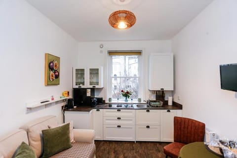 TV and multimedia, Kitchen or kitchenette, Living room, Seating area