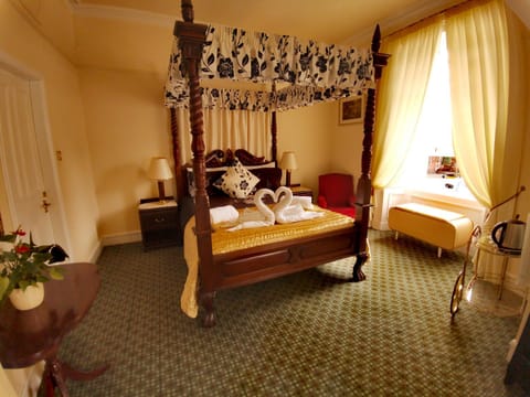 Bed, Photo of the whole room, Seating area