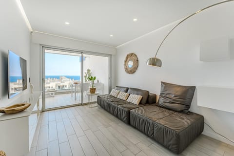 Natural landscape, TV and multimedia, View (from property/room), Balcony/Terrace, Living room, Seating area, Sea view